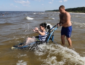 Atpūtai kūrortpilsētas pludmalēs senioriem un cilvēkiem ar invaliditāti 