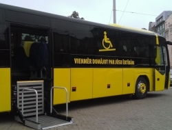 Ecolaines autobusi pieejami arī cilvēkiem ratiņkrēslos.